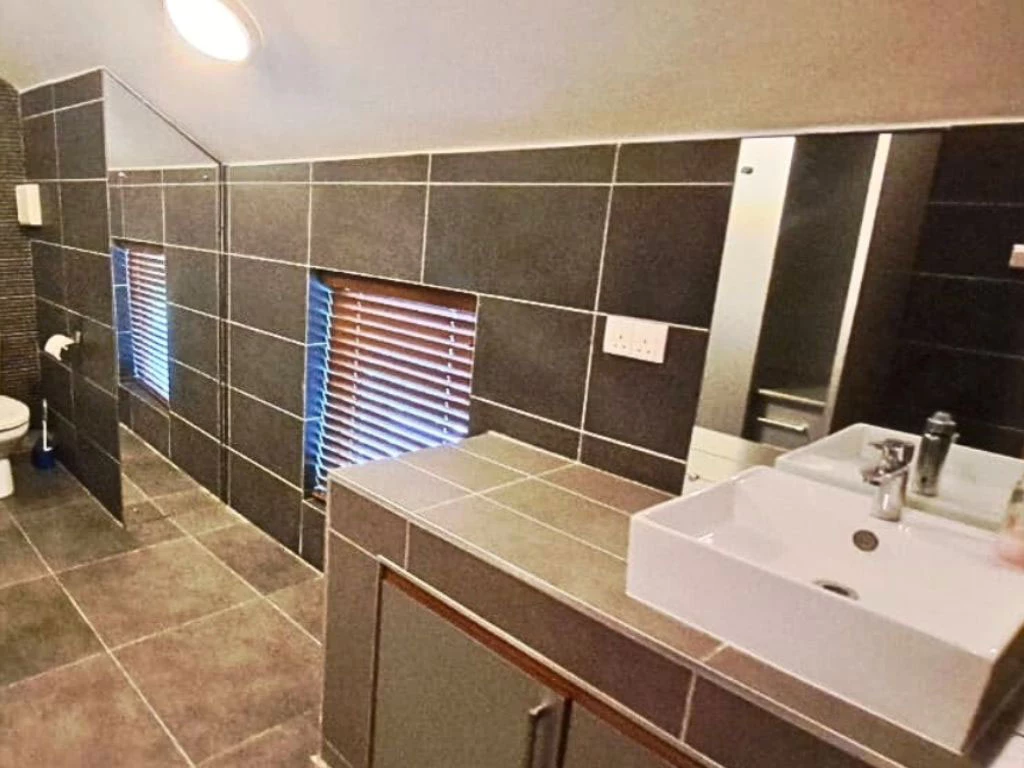 001045-2bathroom3.webp