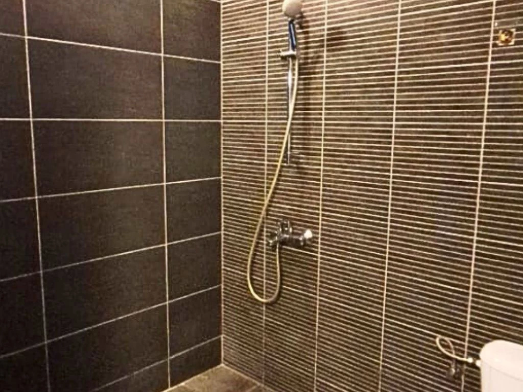 001045-2bathroom4.webp