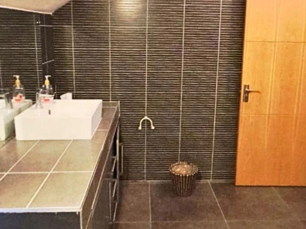 001045-2bathroom5.webp