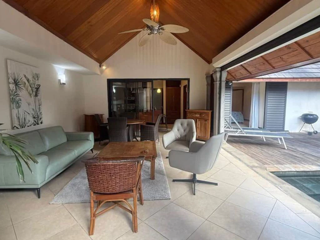 001070-outside-livingroom.webp