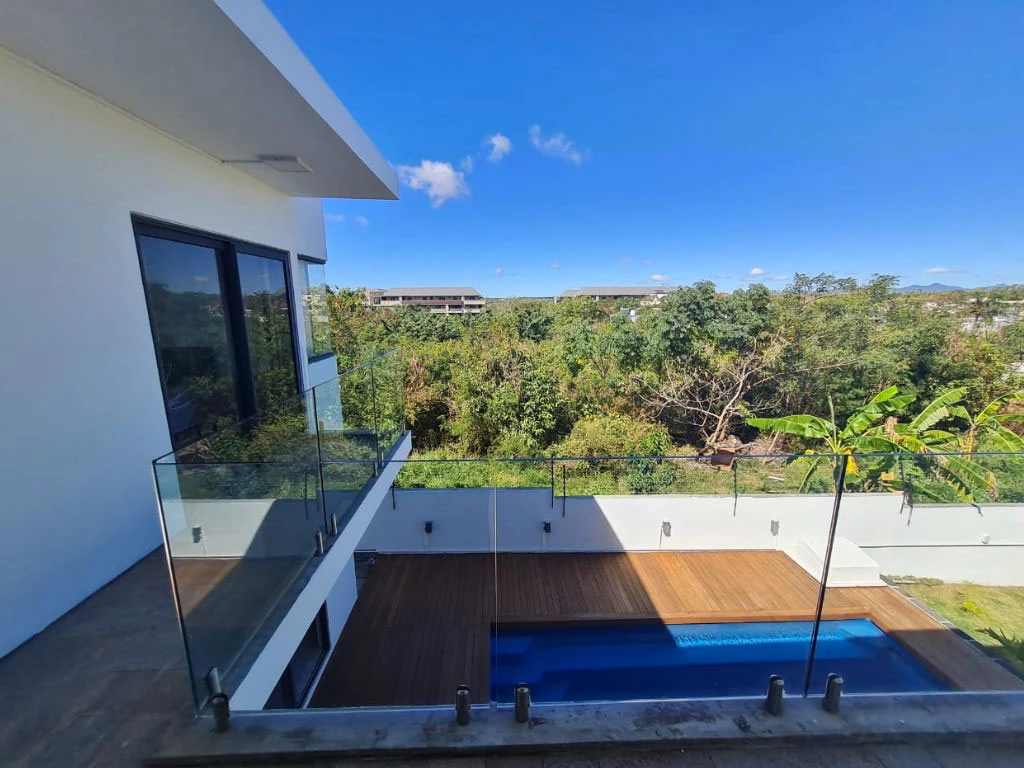 001071-balcony.webp